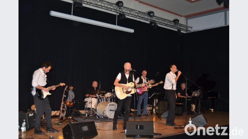 Klasse Musik und eben auch baierische Chansons boten die Musiker von Blank-Weinek in der Berufsfachschule. Bild: phl