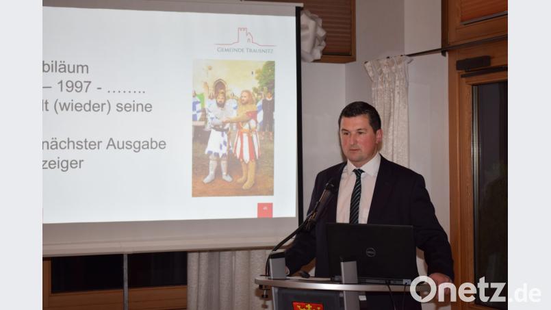 Mit sichtlichem Stolz präsentierte Bürgermeister Martin Schwandner die Erfolge der vergangenen Jahre. Die Bürger waren mit seiner Arbeit zufrieden. Bild: bnr