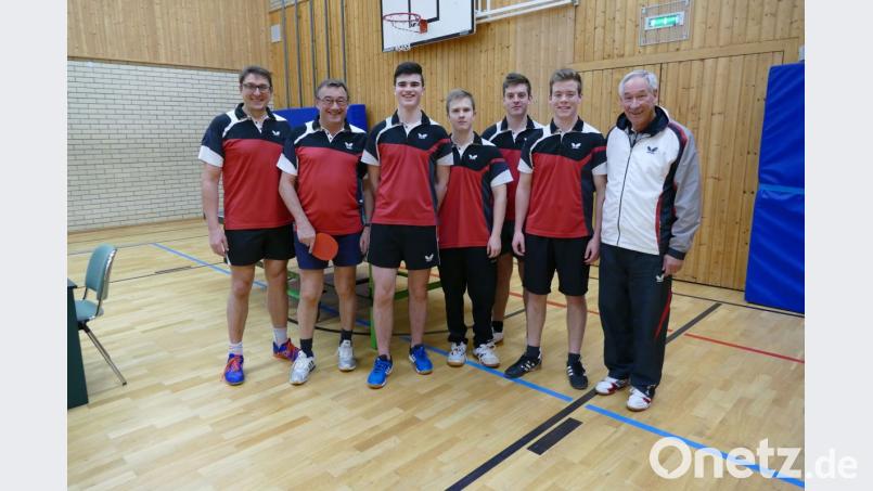 Michael Eckl, Michael Hösl, Nico und Albin Troglauer, Johannes und Christoph Schneider und Coach Hans Steger (von links) knöpften dem Tabellenführer beinahe Punkte ab. Bild: exb
