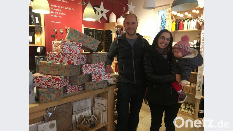 Jens Simon und Verena Kastner mit Tochter vom Haisl-Verein freuen sich, Kinder zu Weihnachten eine Freude machen zu können. Bild: adj