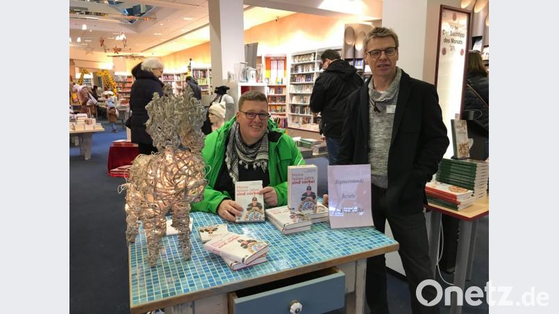 Reinhard Stummreiter hat viel Spaß beim Signieren seines Buches. Bild: Kunz
