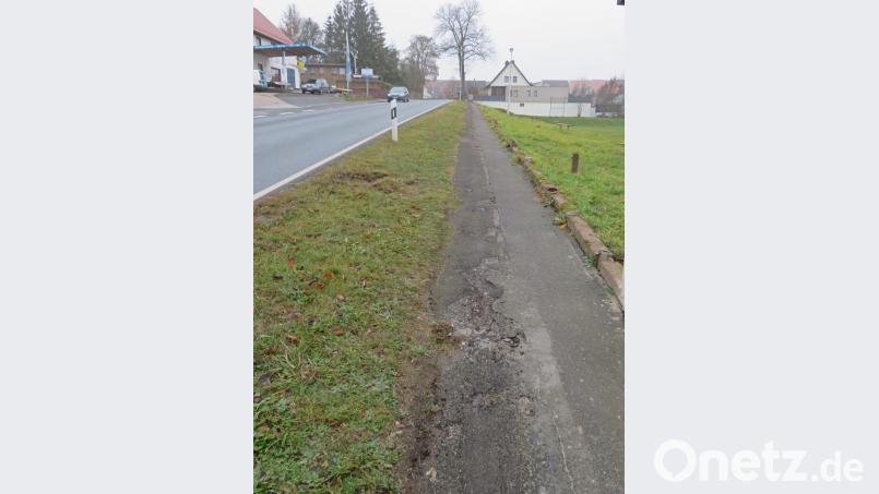 Der Gehweg entlang des alten Sportplatzes muss aus Sicherheitsgründen bis zur Sanierung im nächsten Jahr gesperrt werden. Bürgermeister Wolfgang Haberberger bat um Verständnis für diese Maßnahme und empfahl den Gehsteig auf der anderen Straßenseite zu nutzen. Bild: ow