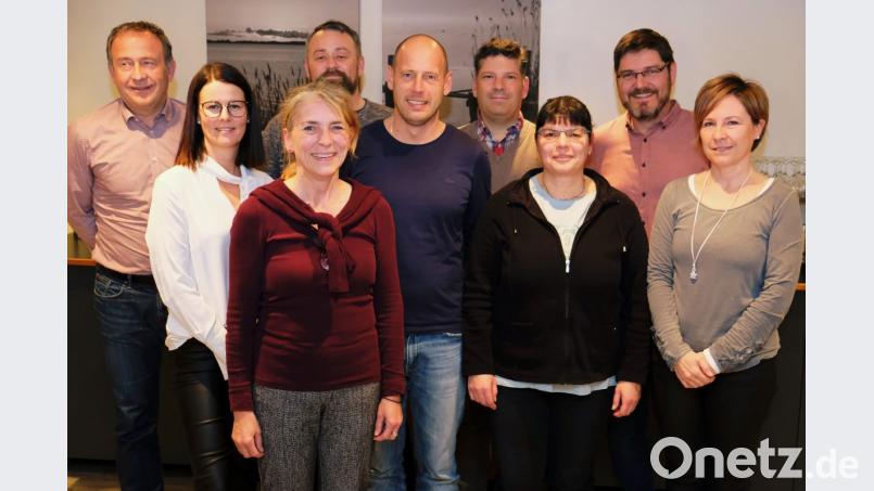 Nach dem Verlust der Spielstätte im alten Pfarrheim ist der Theaterverein auf der Suche nach einem neuen Domizil. Derweil ist der Vorstand aber guten Mutes. Neu in der Führungsriege ist zweite Schatzmeisterin Steffi Schuller (Zweite von links). Bild: do