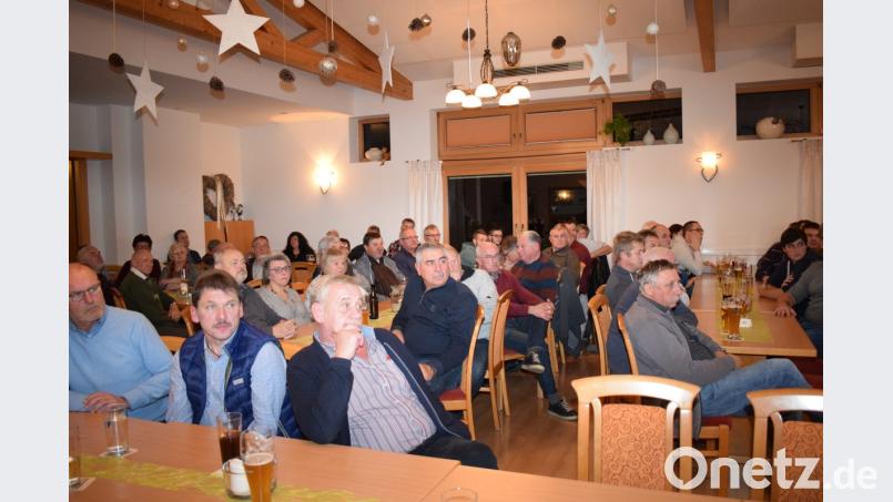 Mit großem Interesse folgten die Bürger den Ausführungen von Bürgermeister Martin Schwandner. Bild: bnr