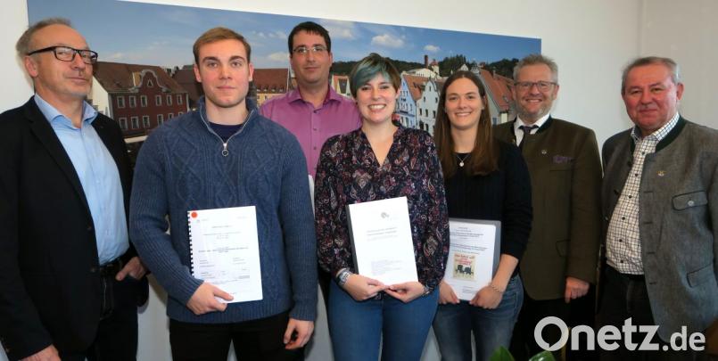 Archivar Josef Fischer (links), Pressesprecher Lothar Mulzer und OB Andreas Feller (von rechts) prämierten die Arbeiten der Autoren Alexander Rebl, Gerd Winterberger, Doris Ebenschwanger und Jana Fischer (von links) mit Geldpreisen. Bild: Hirsch