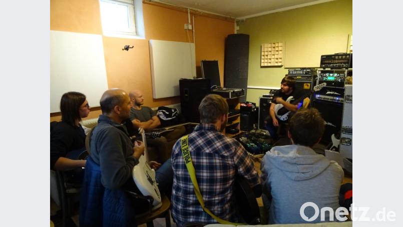 Gebannt lauschen die E-Gitarristen den Ausführungen von Benedikt Schmidt. In lockerer Runde gibt er Tipps für das Gitarre-Spielen. Bild: ens