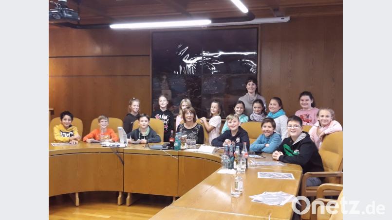 Über die vielen Fragen der Schüler staunt nicht nur Bürgermeisterin Margit Kirzinger (Siebte von links), sondern auch Lehrerin Birgit Enders (Siebte von rechts). Bild: fjo