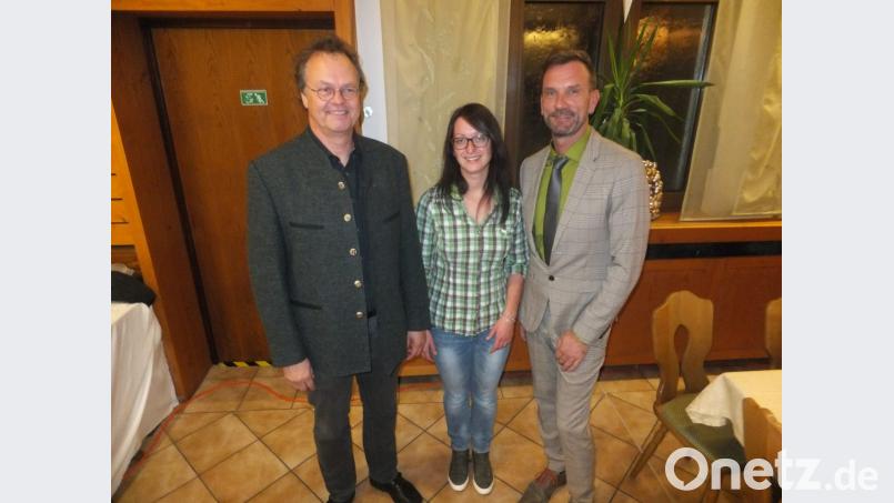 Über ein erfolgreiches Wirtschaftsjahr freuten sich die Geschäftsführer Jörg Berendes und Schirin Acher sowie WBV-Vorsitzender Robert Pirner (von links). Bild: ibj