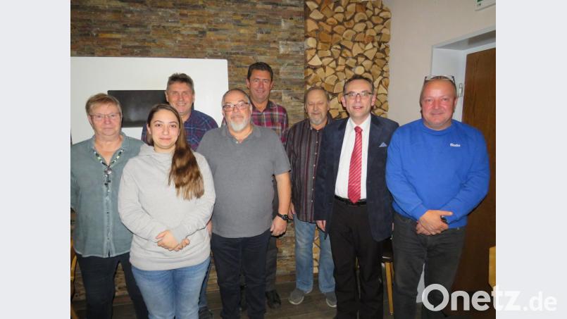 Der neu gewählte Vorstand von Weiß-Blau Christa Frenzel, Tanja Wenning, Udo Janikowsky, Walter Wenning, Ehrenvorstand Joachim Schramek, Rudolf Schröpfer, Bürgermeister Konrad Adam und Reinhold Stich (von links). Bild: adj