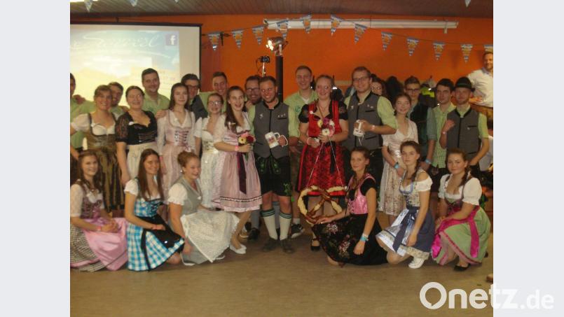 Die Tanzpaare der KLJB mit Obertanzpaar Jakob Walberer und Jessica Braun (Mitte, rechts mit Krug und Breze) zusammen mit ihren Vorgängern Fabian Melzner und Alina Bäumler (links daneben). Bild: rs