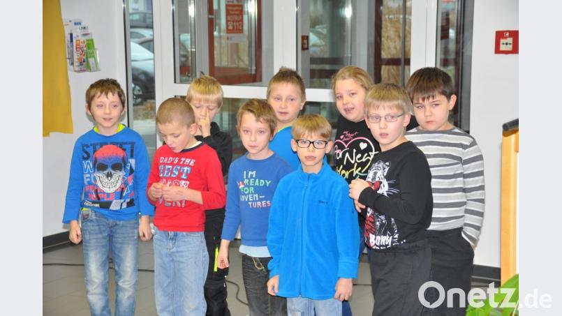 Die Klasse 1/1a/2 trägt herbstliche Gedicht „Klitsch, klitsch, klatsch, das ist der Novembermatsch“ vor. Bild: ak