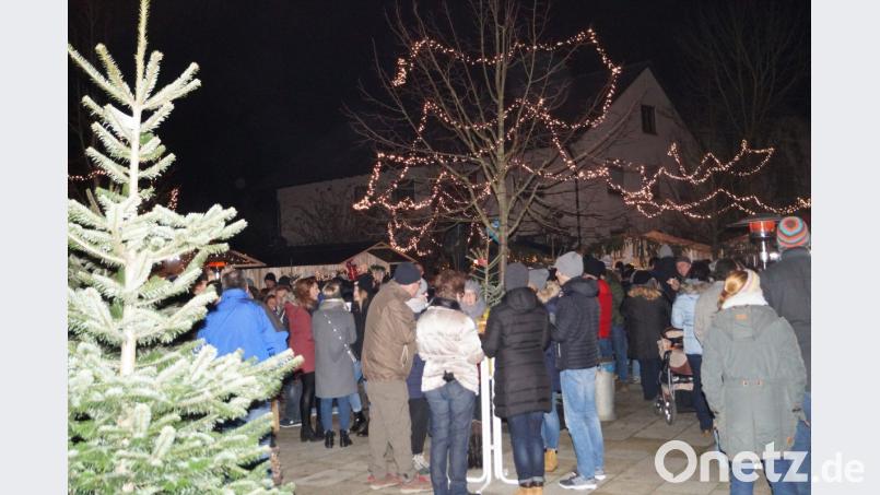 Weihnachtliche Dekoration und viele Lichter sorgen bei der vierten Schirmitzer Dorfweihnacht für besinnliche Gefühle der Besucher. Bild: du