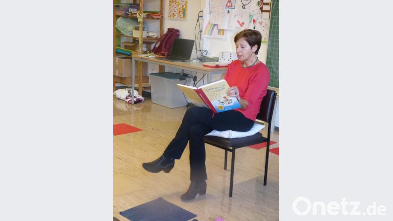 Elisabeth Uschold las den Kindern am Vorlesetag Kurzgeschichten vor und fungiert an der Grundschule auch als Lesepatin. Bild: exb