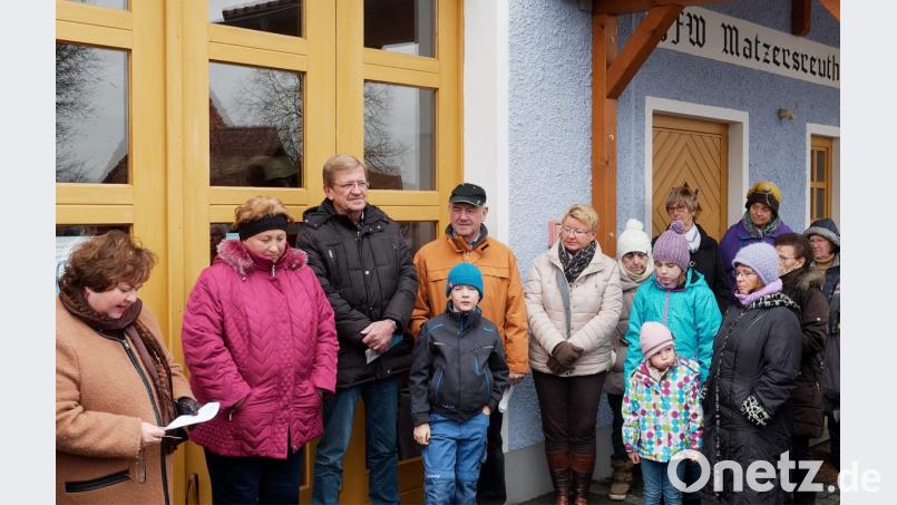 Matzersreuth ist diesmal der Treffpunkt für den Stadtteilspaziergang mit Quartiersmanagerin Cornelia Stahl. Herbert Konrad (Vierter von links) fungiert dabei als Gästeführer und weiß viel über seinen Wohnort zu berichten. Bild: tr