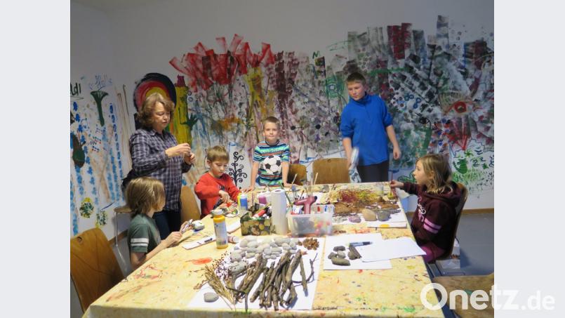 Jutta Noack (links) gibt den Kindern nur einen Denkanstoß das kreative Gestalten. Was sie schließlich aus den Steinen kreieren, bleibt ihnen ganz selbst überlassen. Bild: jzk