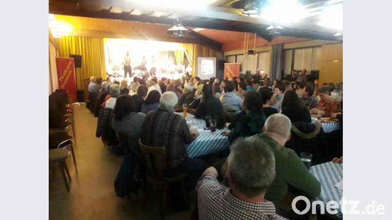 Rund 200 Besucher kamen zum Blasmusikabend in die Mehrzweckhalle Thanhausen Bild: rdh