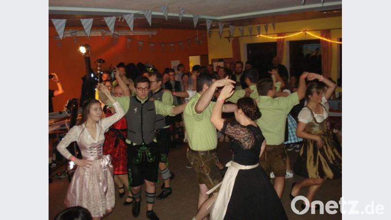 Mit einem Formationstanz treten die Tanzpaare der KLJB bei der Kirwa der Löwenfreunde auf. Bild: rs