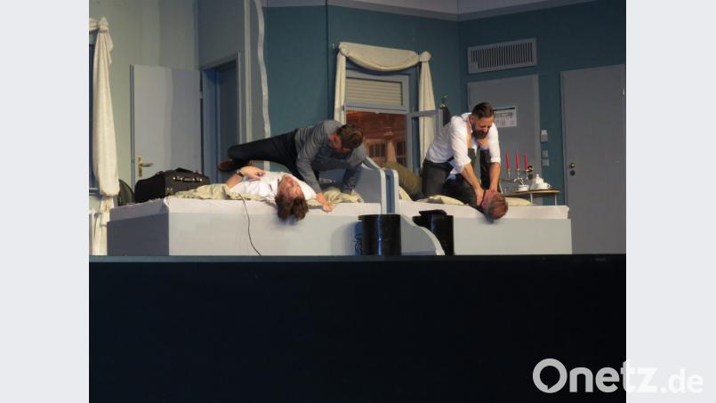 Afu den Hotelbetten wird gewürgt und gemordet, dass es eine wahre "Freude" ist. Bild: ubb