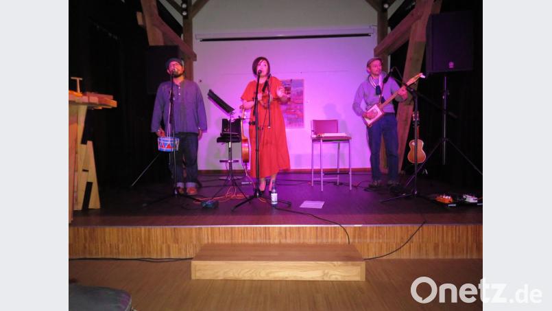 „Coconami“ – (von links) Ken, Nami und Miyaji – verblüffen das Publikum im Kunsthaus Waldsassen mit ihren ausgefallenen Instrumenten und skurrilen Lied-Interpretationen. Bild: ubb