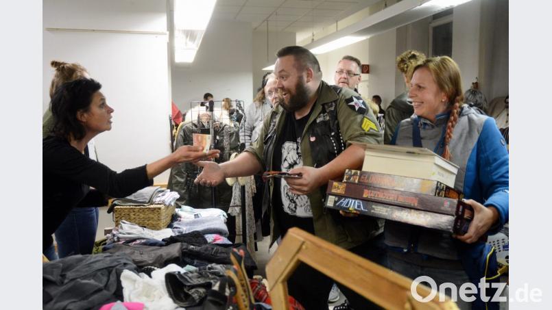 Mit viel Spaß bei der Sache. Aussteller und Besucher genießen den Nachtflohmarkt in der Schalterhalle. Im Hof der alten Hauptpost in der Bahnhofstraße wartete wieder ein Truck mit „London Food“.	Bild: Schönberger Bild:  Schönberger