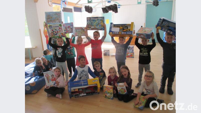 Die Mädchen und Buben der Kindertagesstätte am Birkenweg wissen, wie sie die Winterabende verbringen werden. Mit den gewonnenen Spielen der Kita-Spielothek. Bild: hai