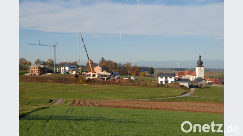 Beim Baugebiet Kulmblick wurden bereits elf Bauplätze verkauft und vier weiter sind bereits reserviert Hier herrscht reger Baubetrieb. Schon bald werden die ersten Häuser bezogen. Die Grundstückspreise betragen inklusive Straßenerschließung nur 31,00 Euro pro Quadratmeter. Bild: ow