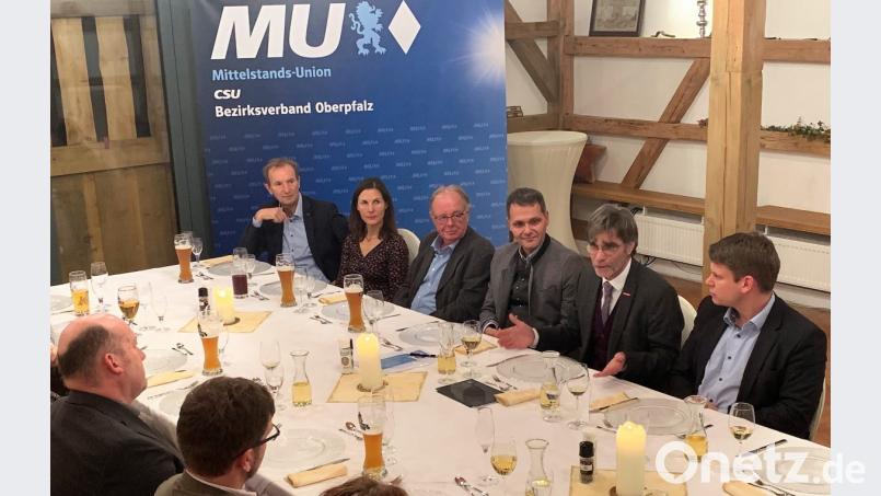 Rund zwanzig Gäste diskutieren mit dem Hauptgeschäftsführer der Handwerkskammer Oberfranken Thomas Koller (Zweiter von rechts) beim traditionellen Karpfenessen in den Hollerhöfen. Themen waren der immer stärker werdende Fachkräftemangel, die praktische Umsetzung der Digitaliserung, sowie die ausufernde Bürokratie. Bild: mez