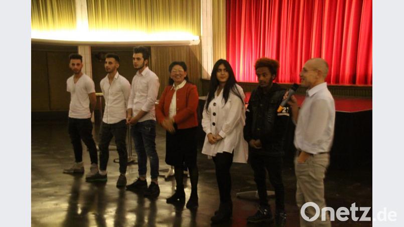 Prof. Dr. Nailja Luth (Vierte von links) von der OTH Amberg-Weiden und Andreas Wörz, Betreiber des Ringtheaters (rechts), führen durch die Diskussion mit Protagonisten aus dem Film. Bild: kmo Bild: kmo