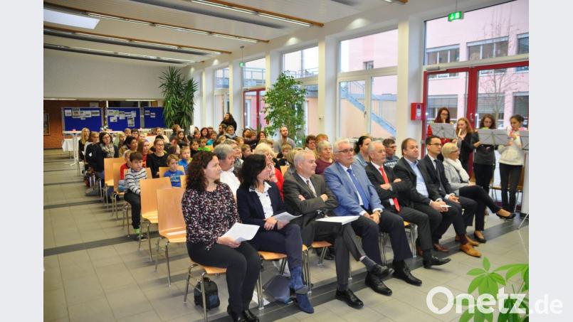 Ehrengäste und Teilnehmer am Jubiläum des Fördervereins des Sonderpädagogischen Förderzentrums Bild: ak