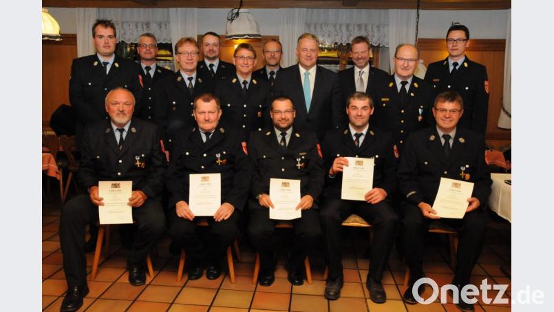 Bei der Auszeichnung (hinten, von links): Dominik Baumer (Kommandant FFW Etsdorf), Tobias Göbl (Vorsitzender FFW Lintach), Alois Schreier (Vorsitzender FFW Etsdorf), Benjamin Weiß (Kommandant FFW Lintach), Werner Gottschalk (Kommandant FFW Pursruck), Reinhard Biehler (Zweiter Vorsitzender FFW Pursruck), Landrat Richard Reisinger, Bürgermeister Alwin Märkl, Kreisbrandinspektor Hubert Blödt und Kreisbrandmeister Armin Daubenmerkl; vorne (von links): Xaver Ram (FFW Lintach), Siegmund Haas (FFW Etsdorf), Manfred Ries (FFW Etsdorf), Hubert Preitschaft (FFW Etsdorf) und Erich Deichl (FFW Pursruck). Bild: Christine Hollederer