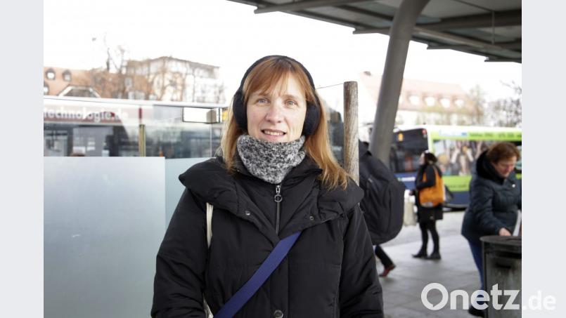 Manuela Zimmermann (45) fährt regelmäßig vom ZOB zur Mooslohe und freut sich über das freie W-LAN. Sie spielt zum Zeitvertreib gerne ein kurzes Spiel auf der Fahrt oder beim Warten auf den Bus. Bild: jak