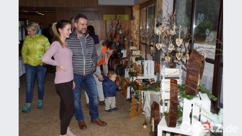 Von Weihnachtsdeko bis Zierde für Haus und Garten gab es beim Adventsmarkt der Sozialtherapeutischen Einrichtung im Haus Drechselberg. Bild: mmj