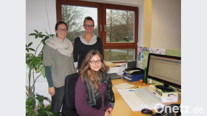 Personalverantwortliche Franziska Kugler (links) und Ausbilderin Lea Rosenberg (rechts) mit E-Commerce -Azubi Saskia Trapp am Bildschirmarbeitsplatz. Bild: aks