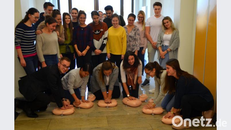 Die Schüler werden als Lebensretter ausgebildet. Bild: exb
