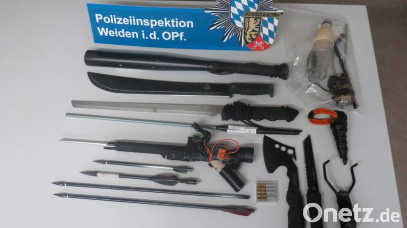 Allerlei Waffen und gefährliche Gegenstände lagen in der Wohnung eines Weideners rum. Die Polizei stellte sie sicher. Bild: Polizei