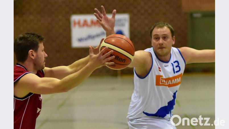 Daniel Waldhauser (rechts) lieferte nach Aussage seiner Trainers eine überragende Partie ab. Doch auch der Kapitän konnte die Niederlage der Hamm Baskets in Schweinfurt nicht verhindern. Bild: A. Schwarzmeier