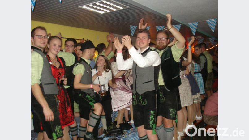 Beste Stimmung herrscht bei der Kirwa der Löwenfreunde im vollbesetzten SC-Sportheim. Bild: rs