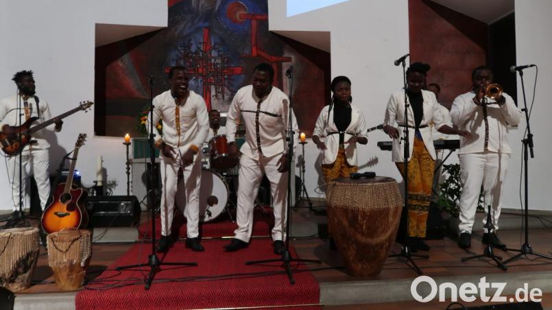 Mit rhythmischen Klängen und Tänzen begeisterten die Musiker aus Uganda das Publikum. Bild: Kunz