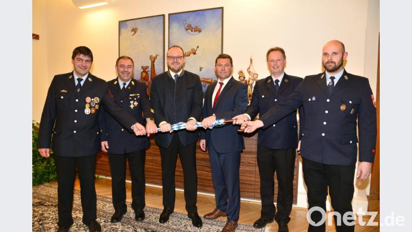 Landrat Andreas Meier ist Ehrenschirmherr beim Fest zum 150-jährigen Jubiläum der Feuerwehr Pleystein. Die Bitte dieses Amt zu übernehmen hatten Markus Maurer, zweiter Vorsitzender der Pleysteiner Wehr, Festleiter Johann Rewitzer (von links) sowie dritter Vorsitzender Matthias Gallitzendörfer, Festausschussmitglied Stefan Kabitschke und Bürgermeister Rainer Rewitzer. Bild: bey