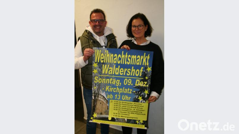 Vereinsreferent Jürgen Ranft und Bürgermeisterin Friederike Sonnemann informieren beim Treffen der Vereine über das Programm des Waldershofer Weihnachtsmarkts. Bild: fpoz