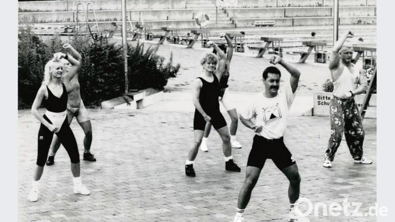 Beim ersten 24-Stunden-Schwimmen 1986 gibt es ein buntes Beiprogramm mit Tänzerinnen und Sportvorführungen, unter anderem des Kraftsportclubs Amberg. Bild: Gerhard Franz
