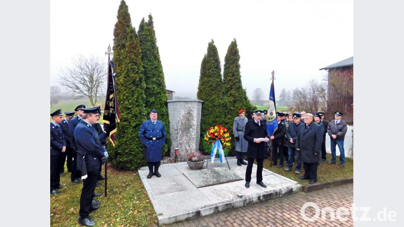 Bürgermeister Manfred Porsch und Bernhard Kopp, Vorsitzender der Kriegerkameradschaft, (vorne von rechts) rufen bei der Gedenkfeier nicht nur vergangenes Leid, sondern auch das gegenwärtige Schicksal von Millionen von Flüchtlingen auf der ganzen Welt in Erinnerung. Bild: hai