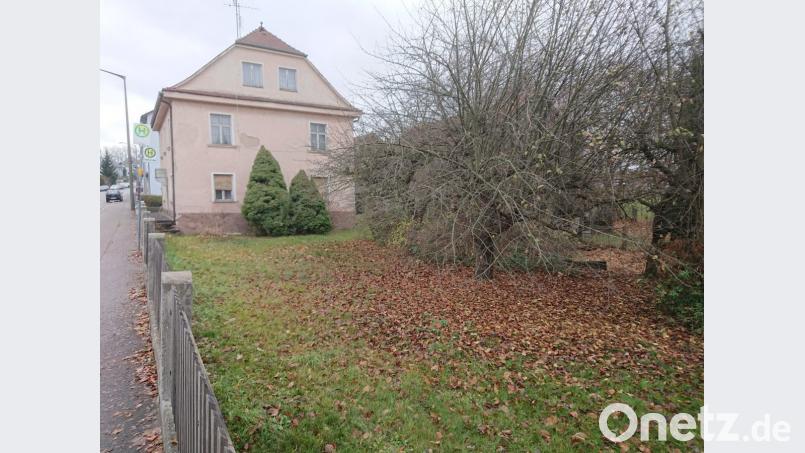 Auf diesem Grundstück an der Fronberger Straße 44 wird ein neuer Kindergarten entstehen. Gegenüber liegt das Oberpfälzer Künstlerhaus. Bild: Hösamer