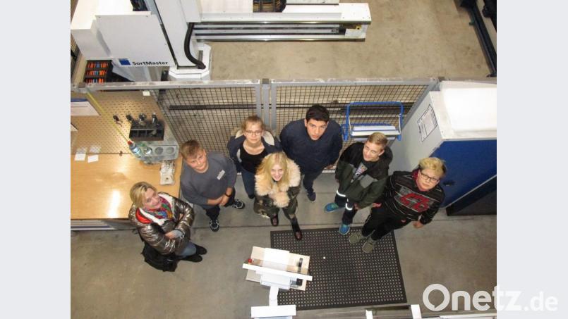 Die Jugendlichen bauten gemeinsam einen Katamaran Bild: exb