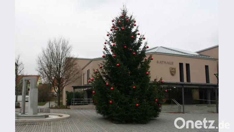 Der Baum am Rathaus ist bereits mit roten Kugeln geschmückt. In Kürze erfolgt der Aufbau der Marktbuden. Bild: wro