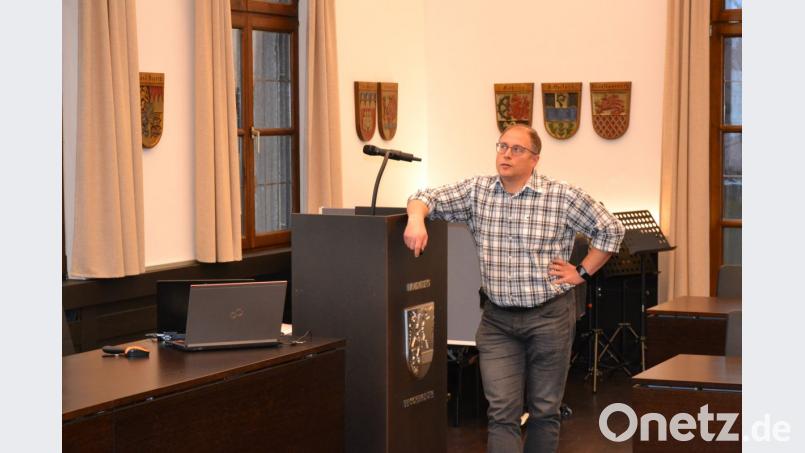 Peter Süß ist der neue Informationssicherheitsbeauftragte der 26 Kommunen des Landkreises Tirschenreuth. In der Kreisversammlung des Gemeindetags informiert er über sein Arbeitsgebiet. Bild: rti