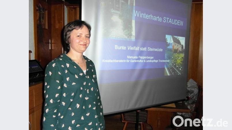 Kreisfachberaterin Manuela Pappenberger erklärt die Vorzüge, Pflege und Anlage von winterharten Stauden. Bild: hl