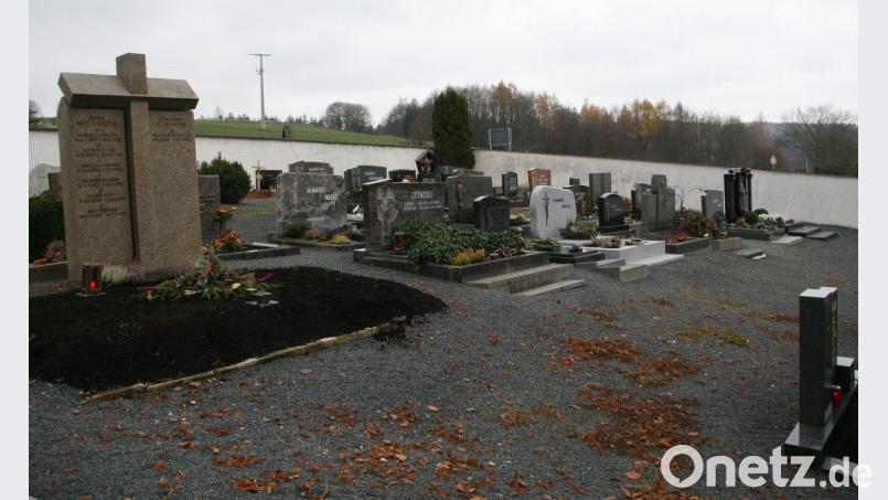 Eine Asphaltierung des Friedhofsweges am „Priestergrab“ regt FW-Markträtin Anna Koller in der Sitzung des Gemeinderates an. Bild: wro