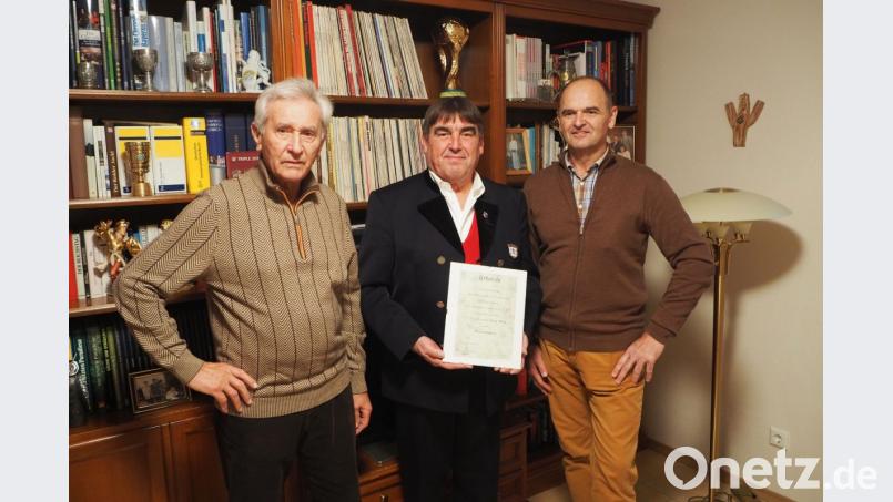 Im Namen des Heimatvereins überreichten Schriftführer Georg Lindner (rechts) und Ehrenvorsitzender Josef Bauer (links) an den langjährigen Vorsitzenden Otto Wild die Ehrenurkunde. Bild: gz