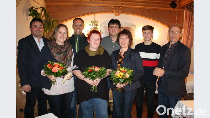 Schulleiter Ludwig Pfeiffer (rechts) und Schülersprecher Roman Fischer dankten zusammen mit dem Vorsitzenden Hans Steinsdorfer (links) den ausgeschiedenen Elternbeiräten für ihren Einsatz in den zurückliegenden Jahren: Bild: lg